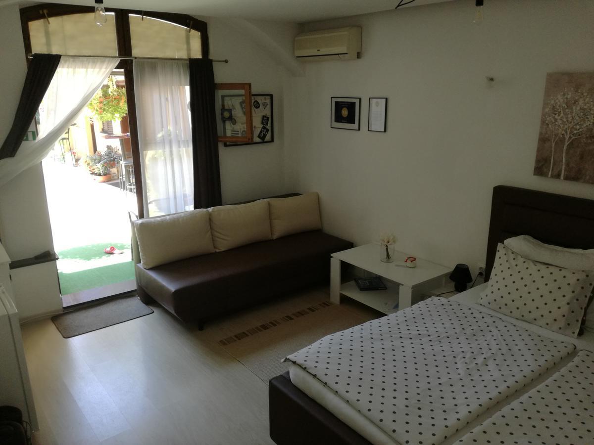 Guesthouse Coco สลาวอนสกีบรอด ภายนอก รูปภาพ