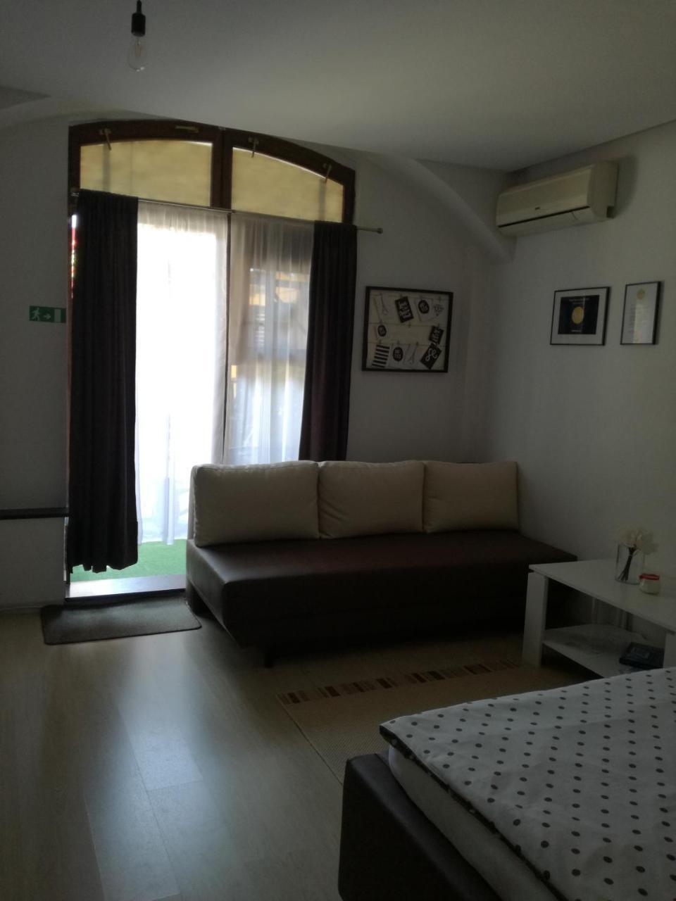 Guesthouse Coco สลาวอนสกีบรอด ภายนอก รูปภาพ