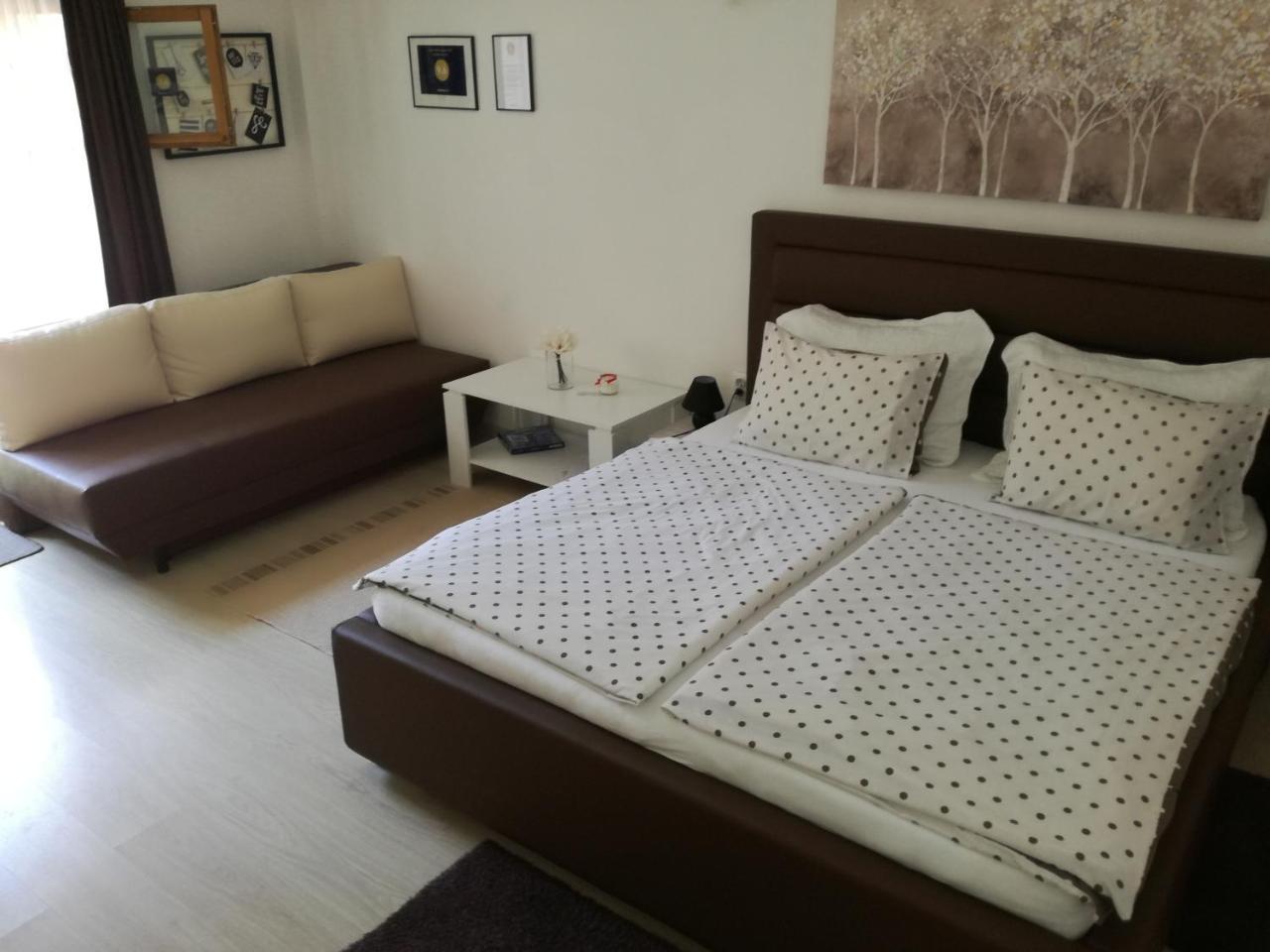 Guesthouse Coco สลาวอนสกีบรอด ภายนอก รูปภาพ