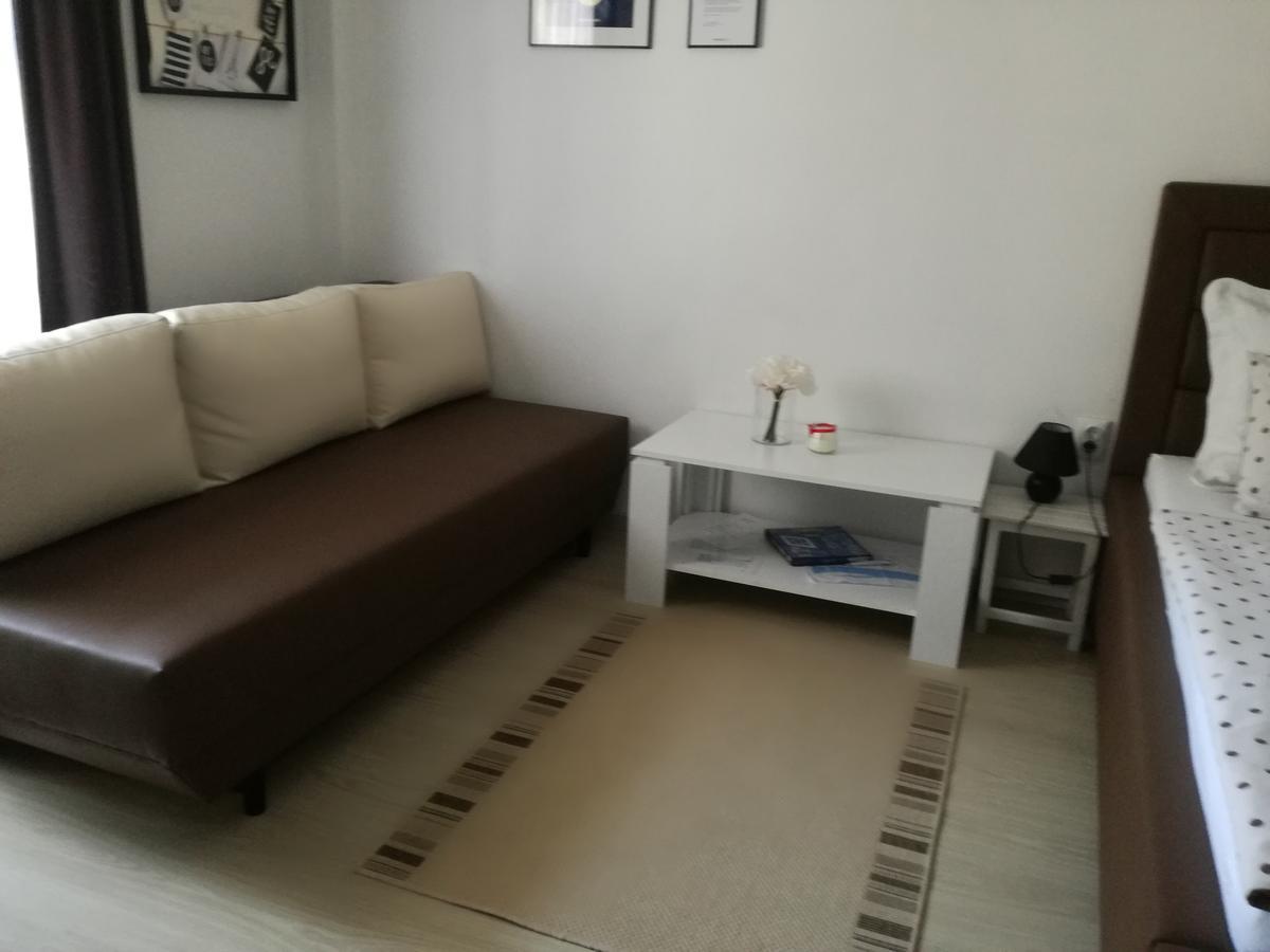 Guesthouse Coco สลาวอนสกีบรอด ภายนอก รูปภาพ