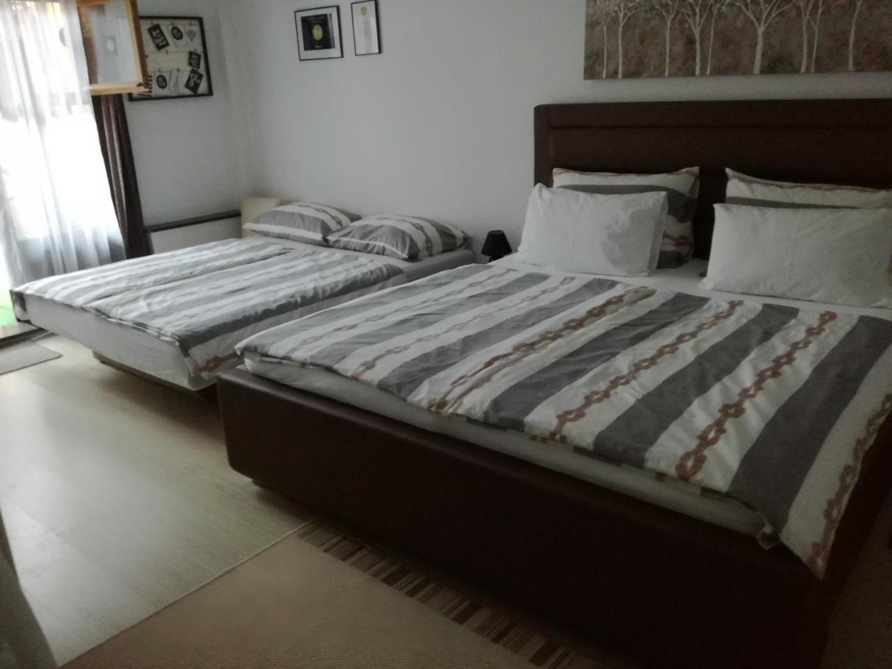 Guesthouse Coco สลาวอนสกีบรอด ภายนอก รูปภาพ