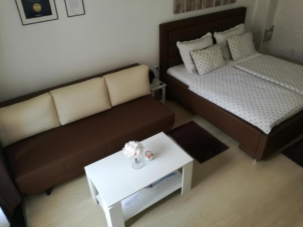Guesthouse Coco สลาวอนสกีบรอด ภายนอก รูปภาพ