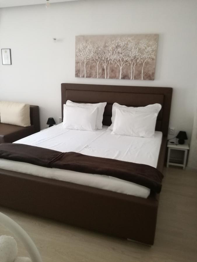 Guesthouse Coco สลาวอนสกีบรอด ภายนอก รูปภาพ