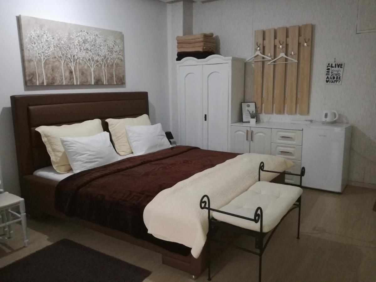 Guesthouse Coco สลาวอนสกีบรอด ภายนอก รูปภาพ